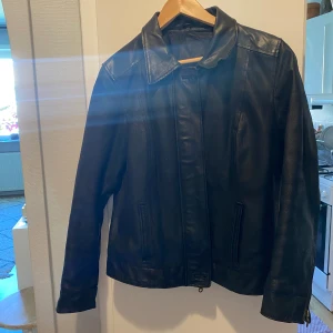 Vintage skinnjacka  - Passar xs- m. Snygg rak och kortare modell. Dragkedjan funkar inte/går att byta men har en knapp vid kragen.  Pris går att diskutera 🌞😌