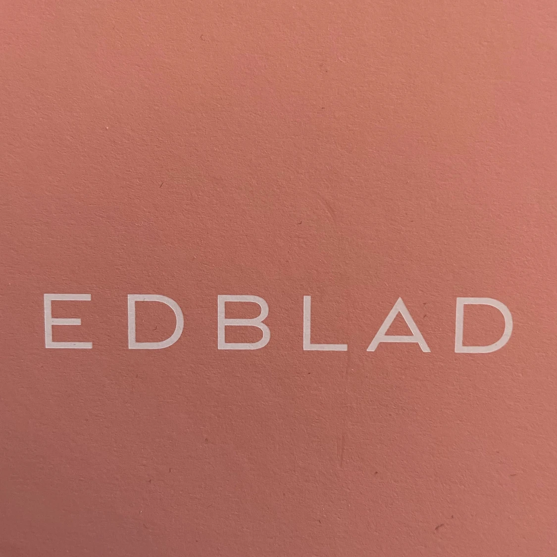 Nytt Edblad halsband med bokstaven E