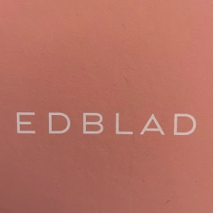 Nytt Edblad halsband med bokstaven E - Nytt Edbladhalsband i silver. Fick detta halsbandet och hade tänkt byta till guld så jag inte är en silvertjej men fick aldrig kvittot. Därför säljer jag vidare💓