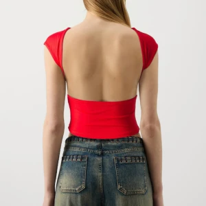 Öppen rygg topp - Säljer denna topp från gina tricot, helt oanvänd! Hade lämnat tillbaks men tyvärr tog jag bort lapparna direkt.. Helt slutsåld på deras hemsida!  Nypris ca 250