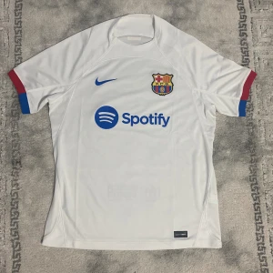 Barcelona tröja  - Storlek L  Oanvänd helt ny köpt från Nike factory