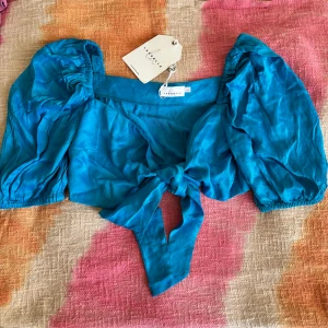 Tie topp - En underbar kort tie topp, helt ny! 🩵 finns även en magchande kjol till vid intresse 💐