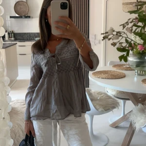 Grå blus - En så snygg grå blus från Odd Molly i jätte bra skick med knytning där fram✨⚡️