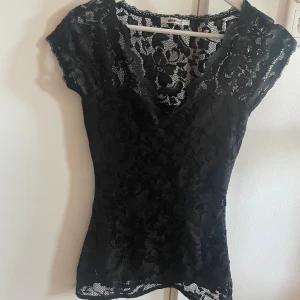 Spets topp - En super snygg figursydd spets topp från Gina tricot 😍