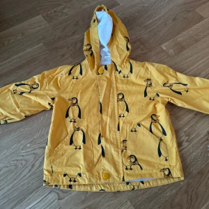 Barnjacka minirodini liknande  - Oanvänd men tyvärr en knapp som lossnat som man kan se på bilden med storleken  Tunn vårjacka Okänt märke  Första bilden är den verkliga färgen 