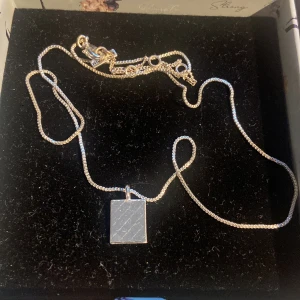 Halsband  - Halsband från pilgrim, säljer då jag bytt till guld och har inte kommit till användning! Justerbar kedja 