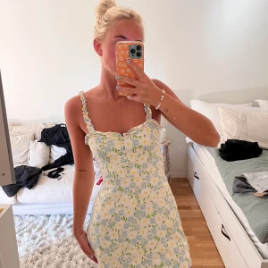 Sommarklänning  - Fin sommarklänning från zara använd 1 gång. Dragkedja i midjan. Storlek S