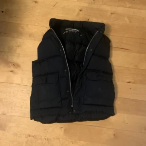 Everest vest  - En Everest vest, jätte tjock och varm, för Xs och passar även S, Bra skick, kan mötas upp i nacka anars fraktas den.
