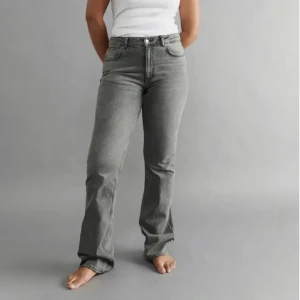 Jeans  - Säljer dessa jeans eftersom att de är försmå för mig🌸 bilden är lånad men kom privat för fler💓 pris går att diskutera, köpta för 499🌸