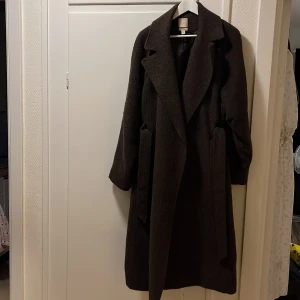 Kappa - En snygg brun kappa använd enstaka gånger. Fräsch och bra skick.  Nypris 999