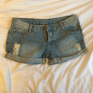 Jeans shorts - Använt en gång, då de var för stora för mig. Bra skick. 