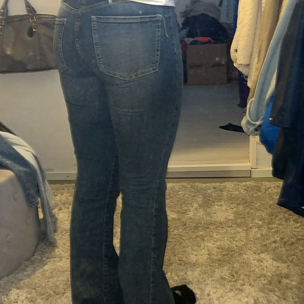 Säljer dessa jeans från Nelly då dom inte kommer till användning🥰 använda fåtal gånger.. Jeans & Byxor.