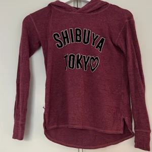 Tröja med luva - En gosig tröja som har en luva! En perfekt present för de som gillar tröjor som både är gosiga men även består av runt och skönt material!! Tryck på köp nu!!❤️❤️❤️