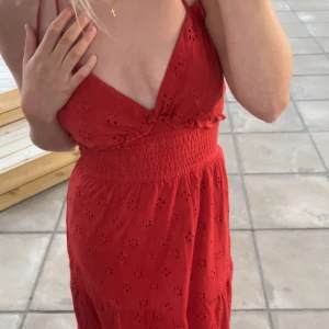 röd långklänning❤️ - säljer populära långklänningen från asos som är helt slutsåld❤️❤️aldrig använd