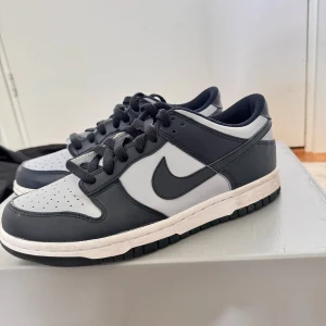 Nike Dunk - Georgetown  - Hej, Säljer Nike Dunk - Georgetown i storlek EU 40, köpta på Footlocker i Stockholm.  Skick: använda men är i bra skick.  Pris: 1099kr Kontakta mig om du är intresserad