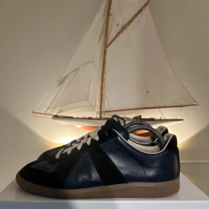 Maison Margiela GATS  - Säljer mina maison margiela skor i nyskick (9,5/10). Allt OG, dustbag, box och etiketter ingår. Priset är inte heller hugget i sten och kan därmed diskuteras.
