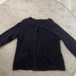 kofta  - En oversize marinblå kofta med en knapp lägst upp! Super fin att ha över ett linne en sommarkväll!!! skriv för fler bilder💞