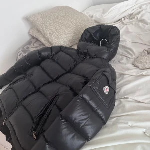  moncler maya jacket - Hej, säljer min moncler maya pga att jag inte använder den då för att det är sommar och för att jag känner att det är dags för något nytt.