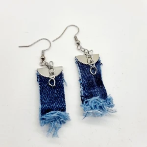 Handgjorda örhängen  - Handgjorda örhängen●Följ :@ekjewelryofficial🤲 ● 💎Material- zinklegeringar, textil ●Örhängeskrokar -rostfritt stål. Nickel fri. Längd -6cm.  Köp för  30kr/paret