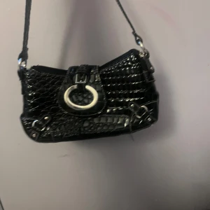 Väska - En svart väska som jag inte använt så mycket skriv prisförslag om ni vill köpa☺️