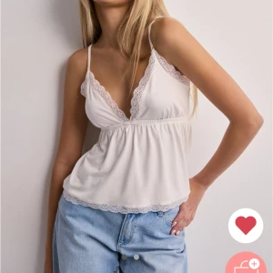 Nelly topp - Helt ny Nelly topp i storlek S, råkade ta bort lappen alldeles för fort🙈💕 helt slutsåld på hemsidan i denna storlek!! Endast testad!