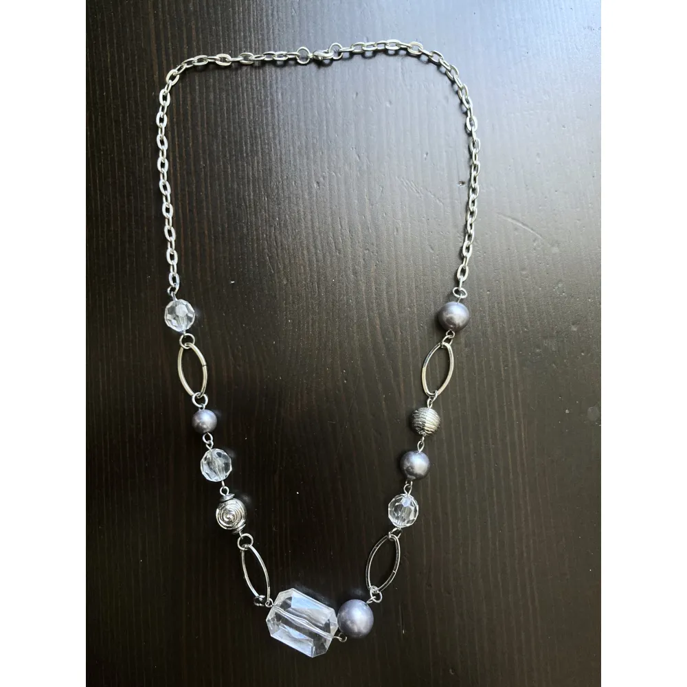 Silverfärgat halsband med plastpärlor. längd: 63 cm.. Accessoarer.