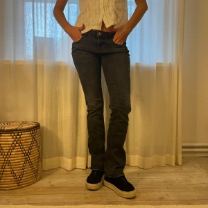 Lågmidjade bootcut Zarajeans - Lågmidjade bootcut zarajeans i en grå/svart tvätt. Modellen är 174. Storlek 38 men sitter som en 34-36, är stretchiga🩵🩵