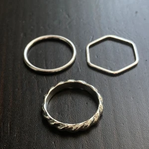 3 nätta silverfärgade ringar, dainty, enkla, stilren, silver - Tre silverfärgade ringar. Innerdiameter: 17 mm, bredd: 1-3 mm.