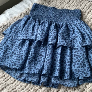 Fin kjol!! - Säljer denna fina mini kjolen med volang från Kappahl med leopard mönster!! Den passar utmärkt till sommaren💘priset är diskuterbart!!!