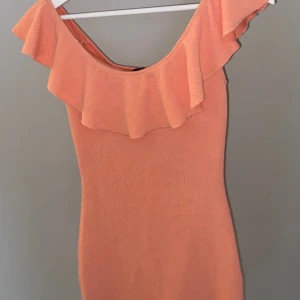 Off-shoulder klänning - Miniklänning med off shoulder i storlek S   Använd 1 tillfälle finner inget att anmärka 