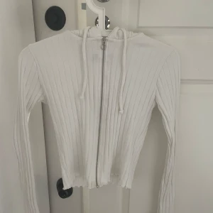 Vit kofta från bershka  - En jätte söt vit kort kofta med luva från bershka. Aldrig använd.