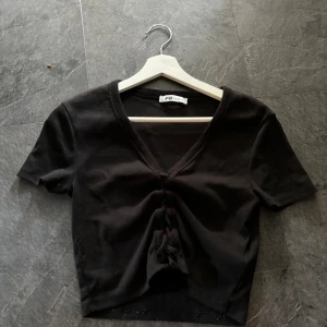 T-shirt  - En slags svart t-shirt med knyt därframme köpt från new yorker för ungefär 1 år sen, lite nopprig💗💕 storlek l men skulle säga mer M🌸