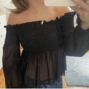 supersöt topp💗 - jag säljer denna superfina festtopp från gina🩷💗