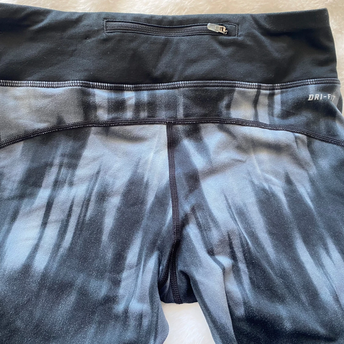 Svarta och grå kortare träningstights från Nike i strl S - 91