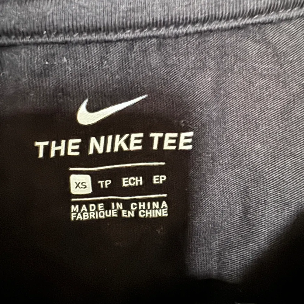En super snygg tränings tröja ifrån Nike. På sidan av armarna står det ”nike”. Den är i mycket bra skick. Pris kan diskuteras 💞. Sport & träning.