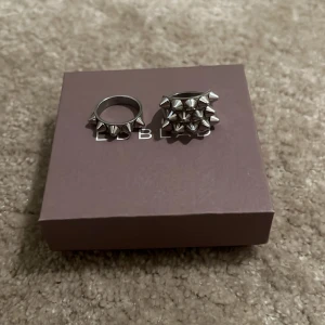 Silvriga Edblad ringar - Två silvriga Edblad ringar. Båda för 300kr🌸 Lilla ringen storlek: 16,80 Stora ringen storlek: 17,50