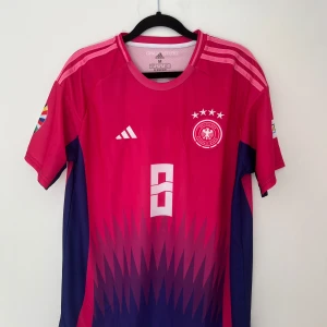 Germany 2024 EM tröja - Kroos - Skick: helt nytt och oanvänd  Storlek: M Tröjan finns i Stockholm/Vallentuna men frakt erbjuds via postnord (2-3 dagar)  Skriv till mig ifall ni har en fråga.