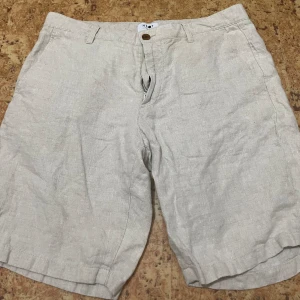 Linne skjort - Nästan helt ny och har en väldigt bra material till ett billigt pris 