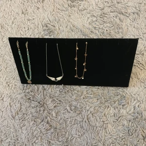 Halsbandshängare - Skirbra grej att ha. Du kan hänga upp sammanlagt 11 halsband på den och dina halsband behöver inte längta hålla på att trassla ihop i ett smyckesskrin. Köptes på jumbo och användes ett litet tag, sen har jag bara inte orkat använda den. 