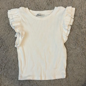 Zara tröja - Den populära zara tröjan.. Använd 1 gång, nästa nyskick. Säljer för endast  99kr. Storlek S passar xs. 🥰 kontakta för fler bilder på tex.