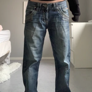 Unika y2k jeans!!💓 - Ett par absoluta favoriter hos mig men är lite stora för mig så kommer tyvärr inte till användning. Jättefint skick förutom en söm som är lite sliten vid knappen (kan skicka bild!)💓  Tar verkligen emot att sälja dessa, verkligen ursnygga och unika! 