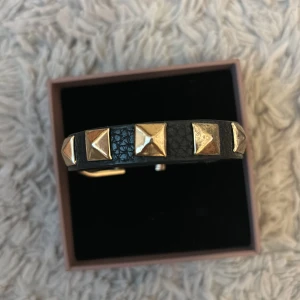 Valentino armband  - Valentino liknande armband från skyice. Köptes för ett tag sedan men använd kanske nån gång bara för har slutat använda guld. Bra skick: ser ut som den gjorde när jag köpte den, men vet dock ej om den är i rostfritt stål. Guldfärgad.