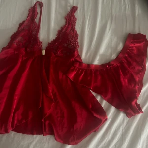 pyjamas  - Från Hunkemöller. Använt toppen 1-3 gånger, men aldrig underdelen. Spännet har en defekt men går fortfarande att knäppa. Toppen är inte see-trough. 