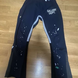 Gallery adept Byxor - Säljer mina feta gallery dept brallor för ett riktigt bra pris! Skick 9/10 och är knappt använda. Storlek M men sitter som S Det är bara att skriva vid funderingar eller liknande