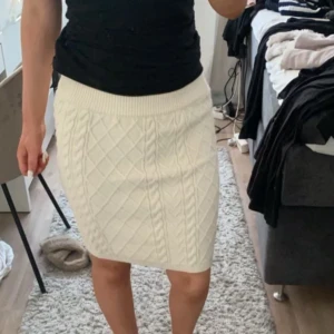 Stickad kjol - Använd en gång, inga defekter 🤍har inte tillgång till fler bilder just nu då det är min syster som säljer 