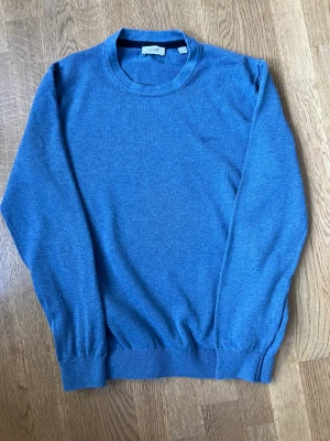 Stickad tröja - Säljer en mycket snygg stickad tröja från esprit. Den är i mycket bra skick och är i storlek S. Hör av er vid frågor eller funderingar