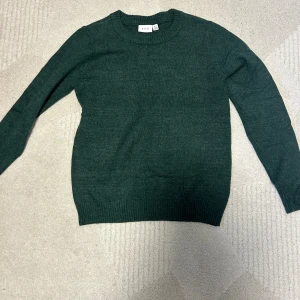 Stickad tröja  - Grön stickad tröja i storlek XS. Använd endast en gång. 