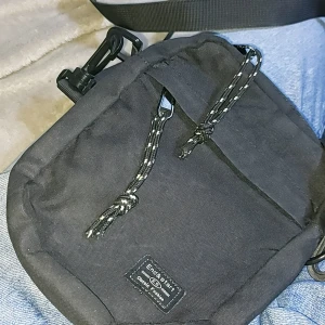 Axel rams väska - En fin enkel axelramsväska säljs till et bra pris för att den är sönder på kedjan och därför säljs den 60