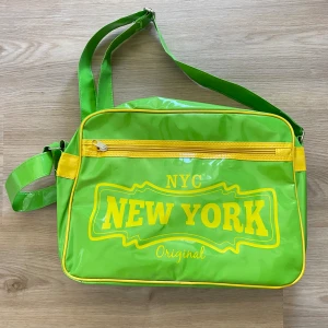 Väska New york - Snygg retro väska i plast i gott skick 