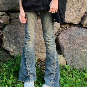 Otroligt snygga jeans! - Fett snygga jeans från Urban Outiftters! Säljes då jag vuxit ur dom. Hyvsat stretchiga i materialet.  Storlek 27W 32L🤍 Köpta för 1195 på Urban och säljer för 450 (pris går att diskutera)🫶🏻❤️